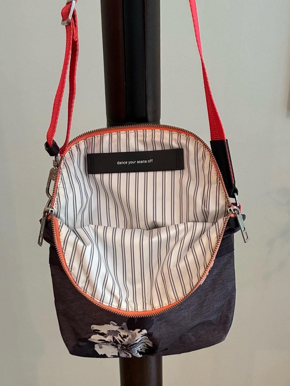 Lululemon Festive Rare Atomic Flower Print Crossbow With Pink Ajustable Strap - Picture 4 of 11